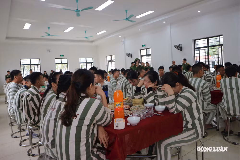 Nhiều phạm nhân rơi nước mắt, xúc động tại bữa cơm tất niên