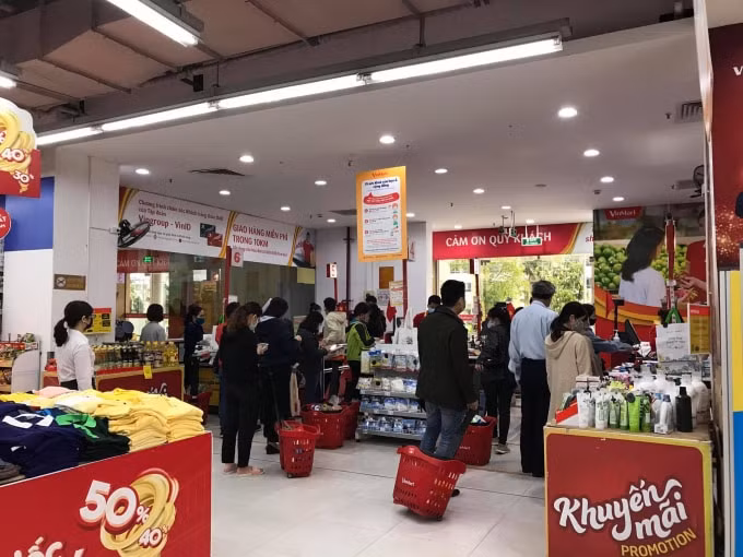Từ ngày 1/4, các siêu thị cũng sẽ đẩy mạnh hơn nữa kênh bán hàng online và giao hàng tại nhà. Ảnh: Dương Lâm