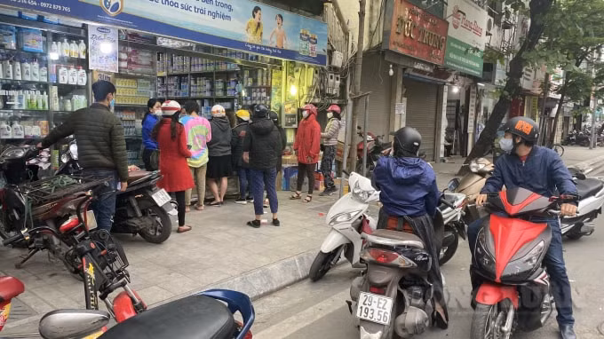 Xe để ngổn ngang giữa đường Tôn Đức Thắng để xếp hàng mua đồ tại 1 tạp hóa