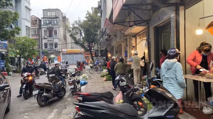 Các quầy bán thịt, rau, củ được nhiều người dân đến mua tại chợ Đoàn Thị Điểm