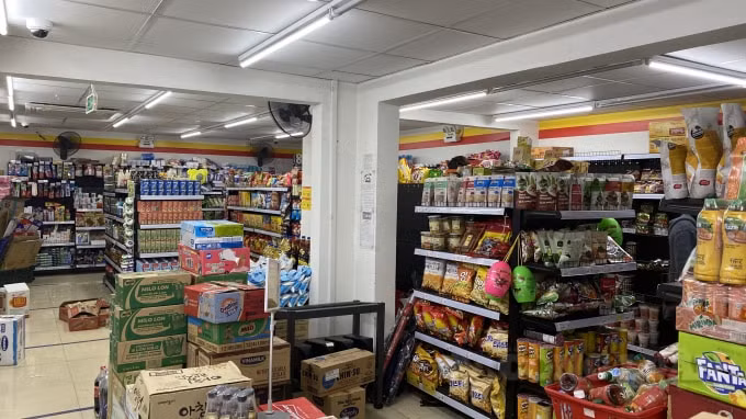 Siêu thị đầy hàng...nhưng không có khách (1 cửa hàng của Vinmart)