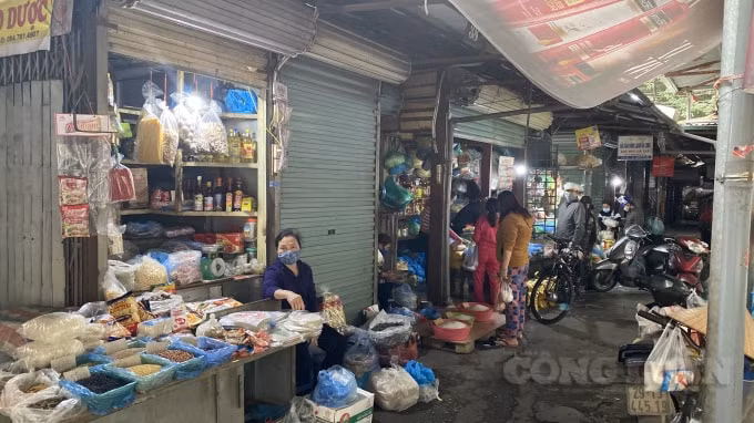 Một số cửa hàng bán đồ khô vẫn mở và lác đác có khách vào mua