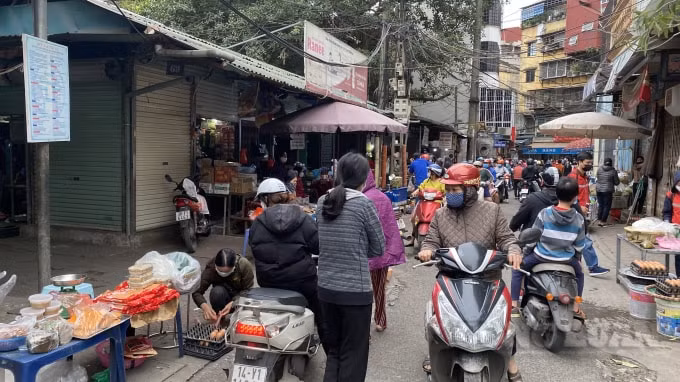 Phía ngoài các quầy hàng bán đồ ăn, thịt, cá, chả, rau, củ...lại đông đúc, tấp nập
