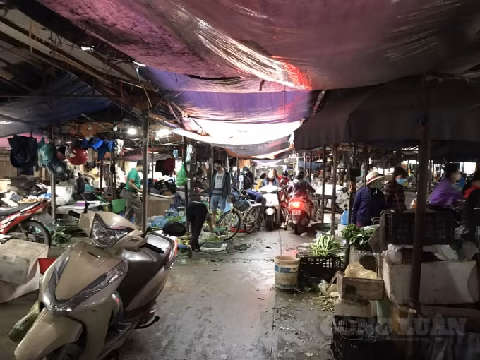 Người dân đi xe vào chợ, chen nhau mua hàng