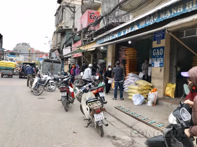 Tại thị trấn trạm trôi (Hoài Đức) người dân đổ xô đến các cửa hàng gạo