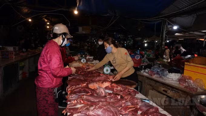 Một sạp hàng bán thịt bò tại chợ Nhân Chính trên địa bàn quận Thanh Xuân (Hà Nội).