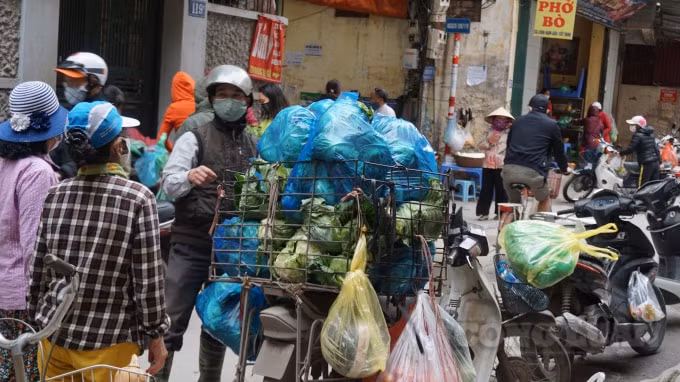 Chợ cóc tại Phường Trung Hòa cũng đông người