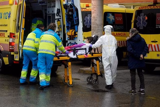 Một xe cứu thương tại Madrid, Tây Ban Nha. Ảnh: Reuters