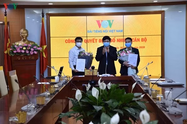 Tổng Giám đốc VOV Nguyễn Thế Kỷ trao quyết định điều động, bổ nhiệm cho Tổng Biên tập Báo điện tử VOV Ngô Thiệu Phong (bên trái) và Trưởng Ban Thời sự VOV1 Nguyễn Vũ Duy (bên phải)