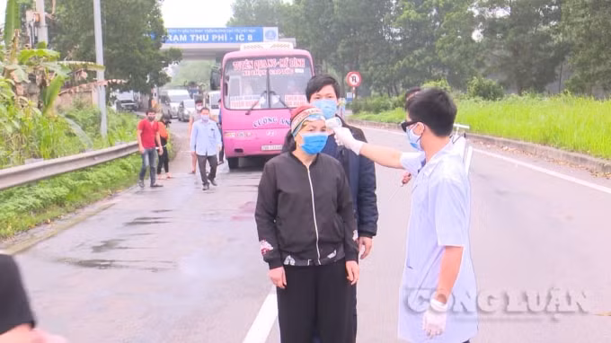 Những người dân di chuyển bằng phương tiện xe khách cũng được kiểm tra thân nhiệt phòng chống lây lan dịch bệnh.
