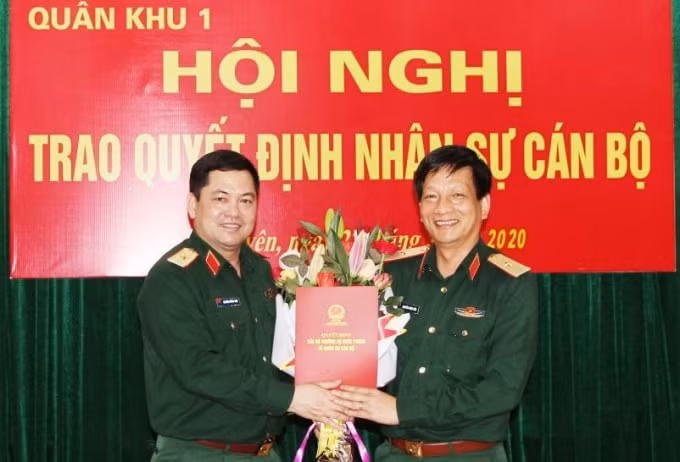 Thiếu tướng Nguyễn Hồng Thái, Tư lệnh Quân khu 1 trao quyết định cho Thiếu tướng Nguyễn Đăng Bảo. Ảnh: VGP.