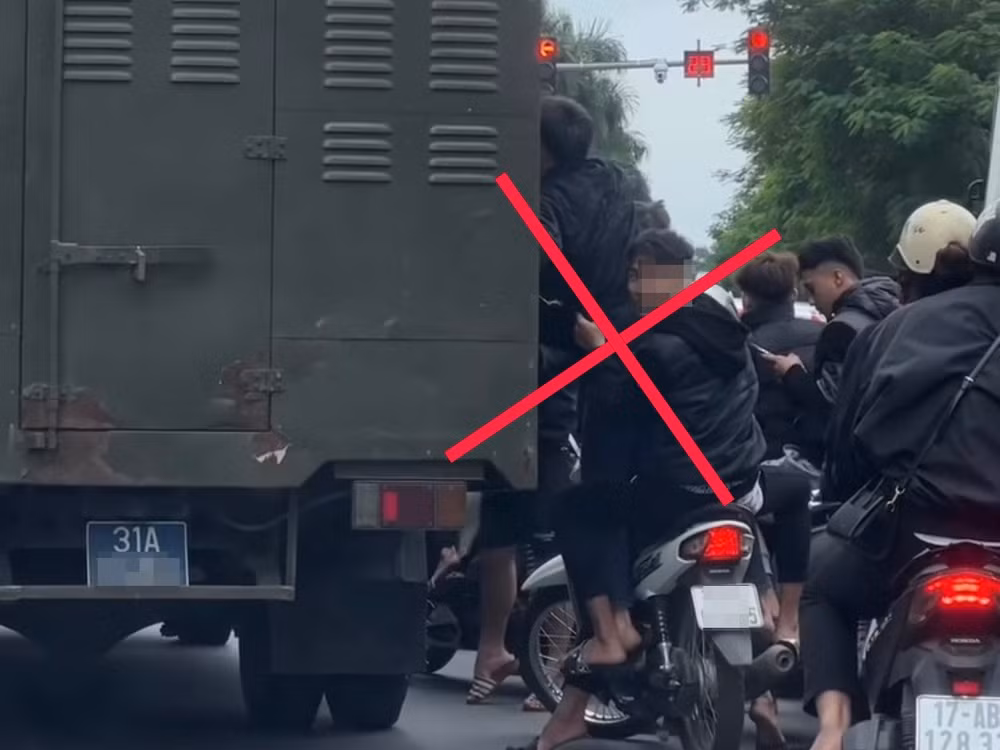 kông đội mũ bảo hiểm