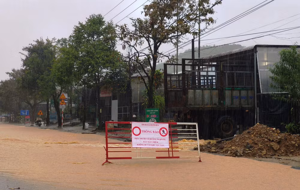 Mưa lũ gây thiệt hại lớn với hạ tầng giao thông đường bộ tại Quảng Trị và Huế. Ảnh: HS.