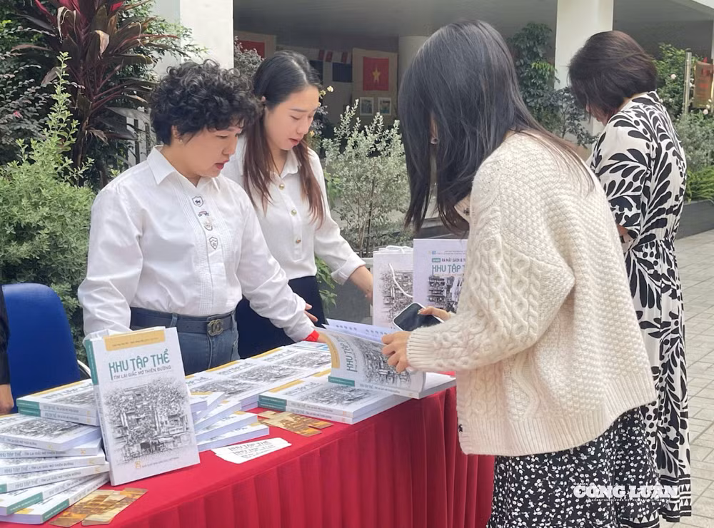 Cuốn sách “Khu tập thể - Tìm lại giấc mơ thiên đường” được nhiều độc giả quan tâm.