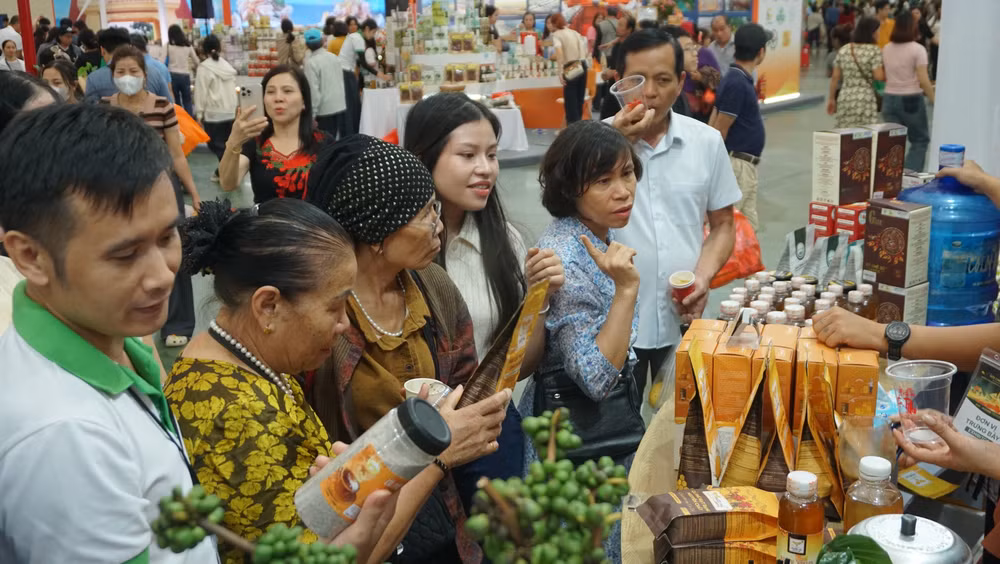 Hội chợ Mùa Thu 2025 được xem như “sân khấu lớn” để doanh nghiệp Việt thể hiện bản lĩnh hội nhập, chứng minh năng lực cạnh tranh bằng chất lượng, sáng tạo và tầm nhìn. Từ những gian hàng được đầu tư công phu, đến những câu chuyện thương hiệu giàu cảm xúc, hình ảnh doanh nghiệp Việt Nam đã và đang được nâng lên một tầm cao mới — hiện đại, tự tin và đầy khát vọng.