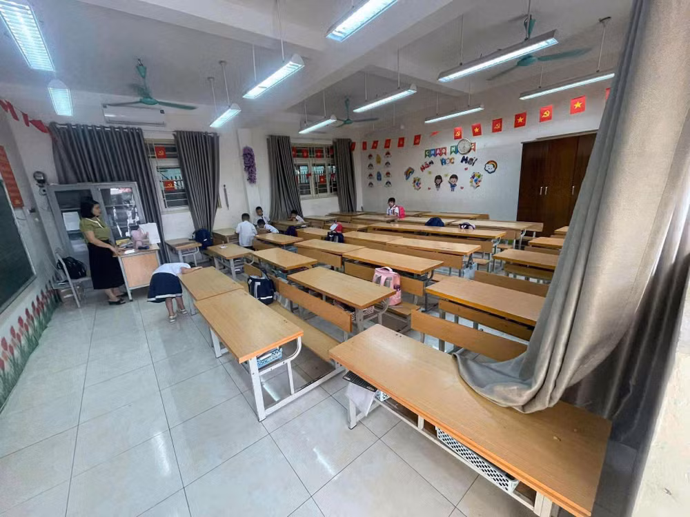  Lớp học vắng bóng ho