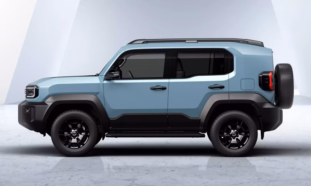 Xe có kích thước nhỏ hơn đáng kể so với Land Cruiser 300 - Ảnh: Toyota