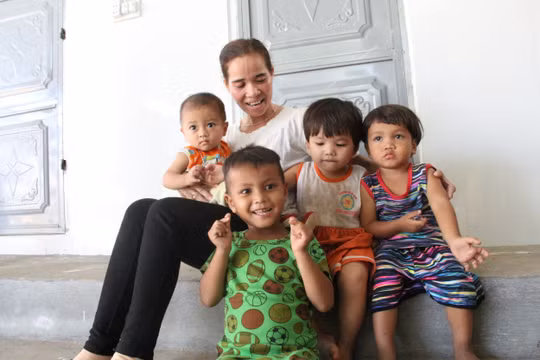 Người phụ nữ chống hủ tục giành giật những đứa trẻ từ tay thần chết