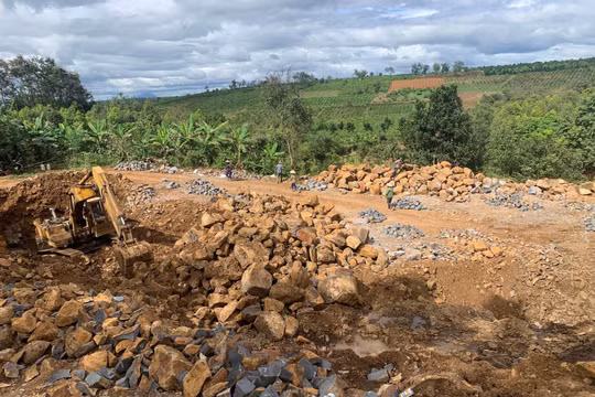 Gia Lai: “Đá tặc” hoành hành, 2 lần mở công trường gần trụ sở UBND xã