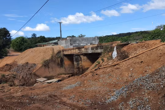 Đường giao thông cấp bách 140 tỷ đồng chậm tiến độ, vừa thảm nhựa đã “nát tan”