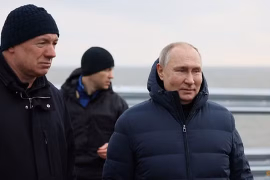 Tổng thống Putin tự lái xe qua cầu Crimea