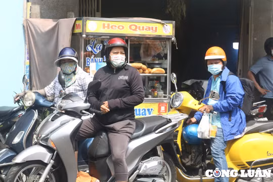 Kỳ tuyển sinh lớp 10: Thi Tiếng Anh, phụ huynh đứng đợi con dưới nắng nóng
