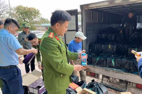 Thu giữ hơn 2.000 chai rượu ngoại ‘lậu’ được chở bằng xe thư báo