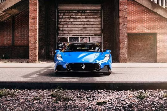 Siêu xe Maserati MC20 độ ống xả mạ vàng ấn tượng