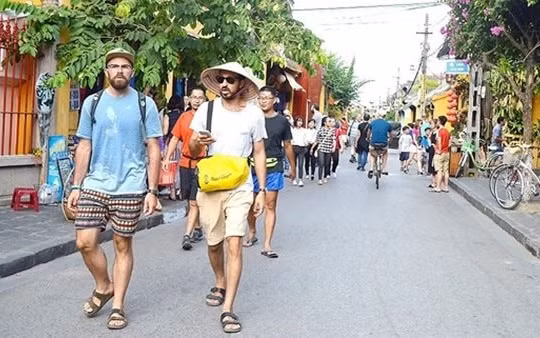Chi phí tour tăng cao, khách vẫn nườm nượp đi du lịch