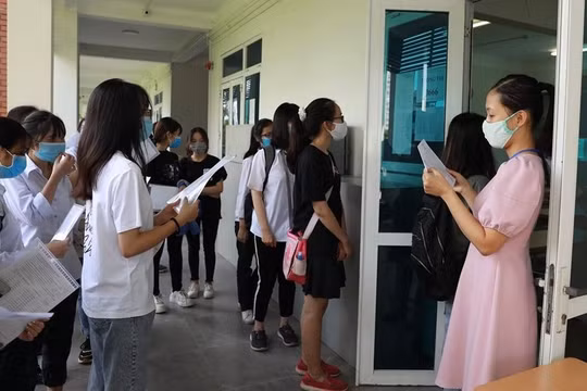 Thí sinh vào phòng thi, có hay không phải đeo khẩu trang?