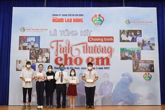 Báo Người Lao Động trao gần 2,2 tỉ đồng tiền hỗ trợ cho trẻ mồ côi do đại dịch Covid-19
