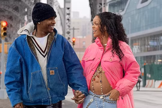 Ca sĩ tỷ phú Rihanna hạ sinh con trai cưng đầu lòng