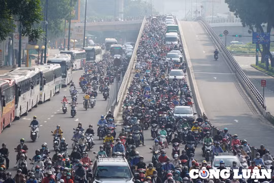 Người dân mệt mỏi vì kẹt xe nhiều giờ ở cửa ngõ sân bay Tân Sơn Nhất