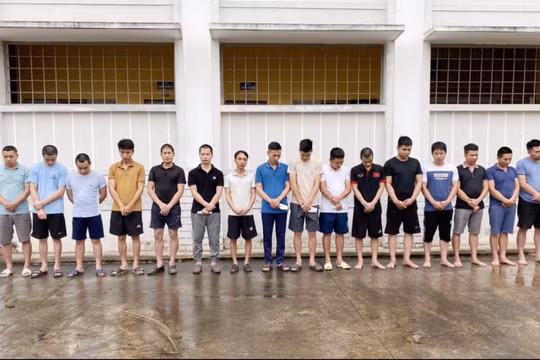 "Làm luật" để xe quá tải thông chốt, bắt thêm 2 trưởng ca Trạm thu phí IC14