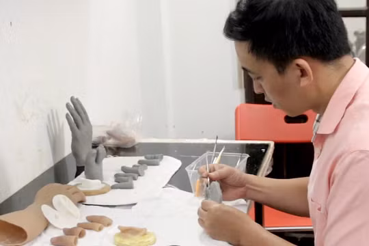 Chế tạo chân tay giả, nối dài ước mơ cho người khiếm khuyết