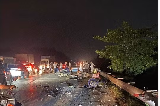 3 xe máy va chạm trên quốc lộ 18, 3 người thương vong