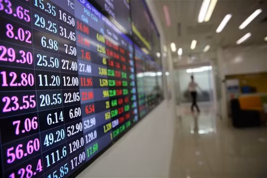 Tiền ồ ạt đổ vào thị trường, chỉ số Vn-Index tăng gần 24 điểm với hàng loạt mã tăng trần