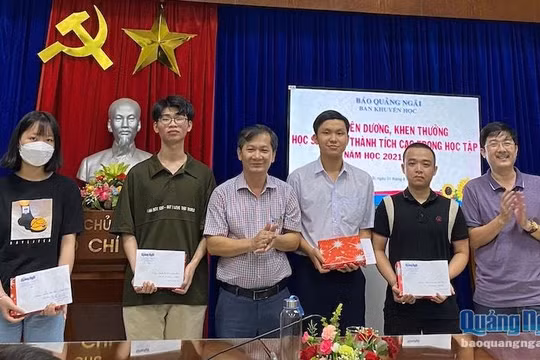 Báo Quảng Ngãi ra mắt Ban Khuyến học và khen thưởng học sinh, sinh viên