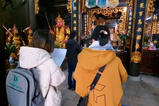 Hà Nội: Nhiều bạn trẻ đi lễ chùa Hà cầu duyên dịp Valentine 14/2