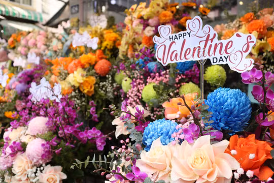 Chợ hoa lớn nhất TPHCM ngày Valentine: Giá hoa hồng tăng gấp ba, nhiều người vẫn “đội mưa” mua hoa tặng bạn gái