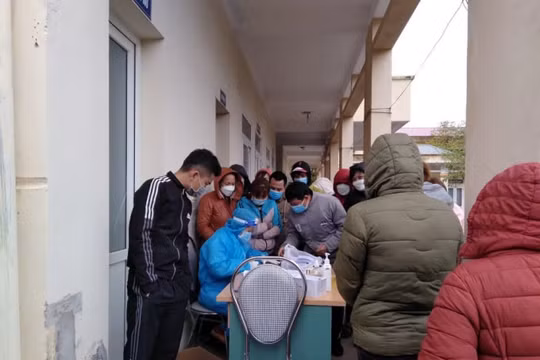 Chấn chỉnh tình trạng người dân chen nhau chờ kết quả xét nghiệm Covid-19 ở Thanh Hoá