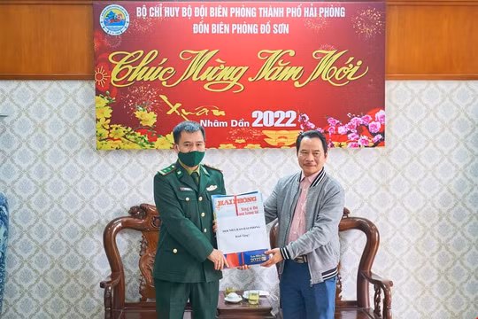 Hội Nhà báo Hải Phòng tặng ấn phẩm báo xuân cho cán bộ, chiến sĩ Đồn Biên phòng Đồ Sơn
