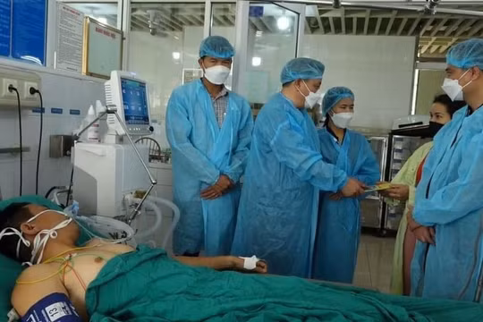 Vụ cháy xưởng chăn đệm ở Thanh Oai, một chiến sĩ công an bị thương khi cứu cháy