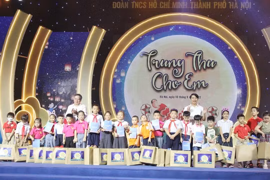Chương trình "Trung thu cho em" trao 100 suất quà và học bổng cho trẻ có hoàn cảnh khó khăn