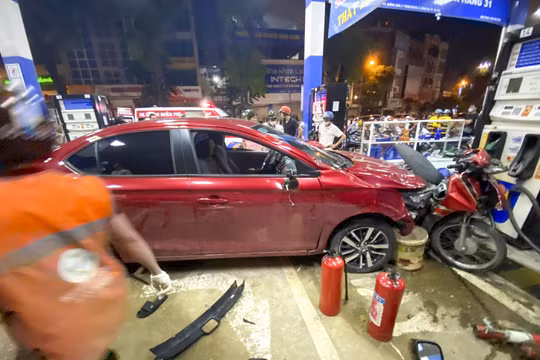 Hà Nội: Ô tô ‘đốn gục’ hàng loạt xe máy đang dừng đỗ xăng
