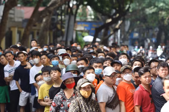 Vé trận Hà Nội - HAGL tăng 5-6 lần, người hâm mộ vẫn đội nắng chờ mua