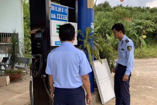 Một doanh nghiệp kinh doanh xăng dầu sử dụng cột bơm hết hạn kiểm định bơm, bán xăng