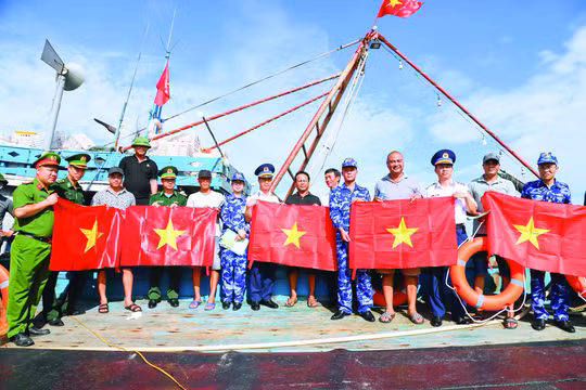 Sát cánh cùng ngư dân Nghĩa Hưng vươn khơi bám biển