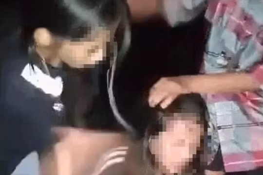 Nữ sinh cấp hai bị nhóm bạn đánh hội đồng, tát vào mặt