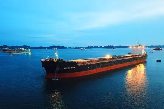 Bài 2: Phát triển cảng và dịch vụ cảng biển- 3 năm thực hiện Nghị quyết 15